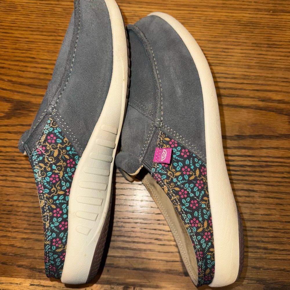 Spenco Women’s size 10D Wide Gray/Blue Floral Slip on Shoes